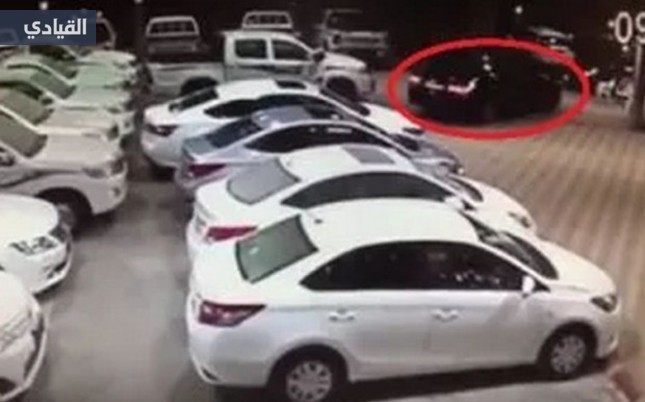 فيديو: سرقة سيارة من داخل معرض بمكة .. طلب المفتاح وهرب بها!